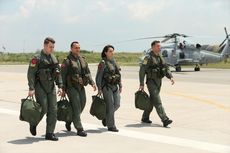 <p>İlk önce askeriz, askerlik görevini icra etmek birinci önceliğimiz. Pilot olarak da gökyüzünde duyduğumuz o gurur duygusu, o özgürlük duygusu tarif edilemez bir duygu.</p>
