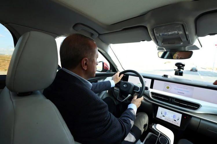 <p><span style="color:#B22222"><strong>CUMHURBAŞKANI ERDOĞAN'DAN TOGG PAYLAŞIMI</strong></span></p>

<p> </p>

<p>Cumhurbaşkanı Recep Tayyip Erdoğan, test ve deneme süreçleri devam eden Türkiye'nin otomobili Togg'un test sürüşünü yaptığı anların videosunu paylaştı.<br />
<br />
 </p>
