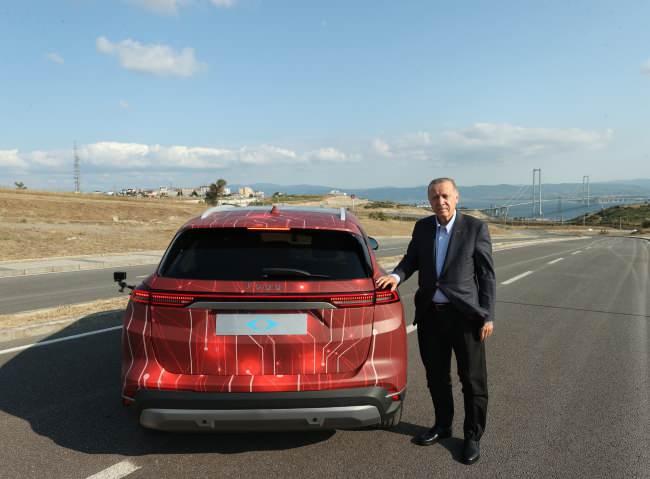 <p>Gebze Bilişim Vadisi'nde dün düzenlenen <strong>"Teknoloji ve Sanayinin Merkezi Kocaeli'ye Değer Katanlar Ödül Töreni"</strong>ne katılan Erdoğan, sonrasında Togg'un test süreçleri devam eden mühendislik prototipini denemişti.</p>