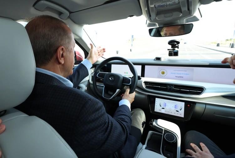 <p>Cumhurbaşkanı Erdoğan, <strong>"Bir Togg hatırası"</strong> etiketiyle Twitter hesabından videolu paylaşımda bulundu.</p>

