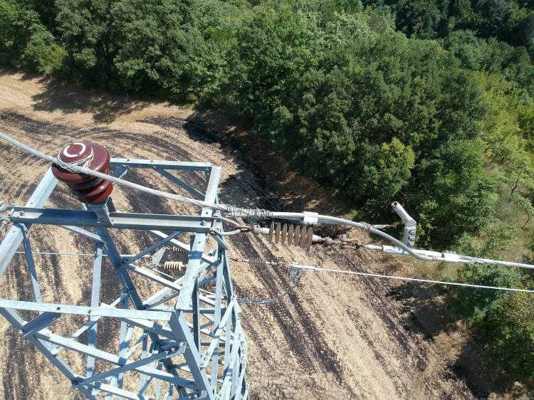 <p><strong>Karga sebep olmuş</strong></p>
<p>Tarla incelendiğinde içerisinde bulunan 154 bin volt enerji barındıran yüksek gerilim hattının hemen altında yanmış bir karga tespit edildi. Gelen patlama sesine karganın sebep olduğu, çıkan kıvılcımın da tarlaya sıçrayarak yangını başlattığı anlaşıldı. Yüksek enerjiye maruz kalan karga ise kömüre döndü.</p>