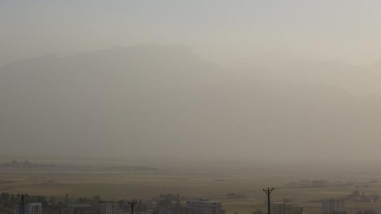 <p>Akşam sıcakların azalması ile dışarı çıkan vatandaşlar, toz bulunun altında kaybolan Cilo Dağları'nın fotoğrafını çekmeyi de ihmal etmediler.</p>
