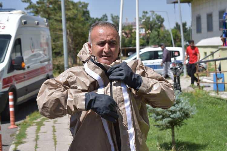 <p><strong>- Nükleer sızıntıya karşı eğitim</strong></p>

<p>Akyaka Entegre Devlet Hastanesi Müdürü Onur Budak, AA muhabirine, olası olaylara hızlı müdahale için tatbikatların önemini vurguladı.</p>

<p> </p>
