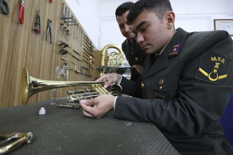 <p>Merhum Sun'un müzik eğitimine Ankara Devlet Konservatuvarında Ahmed Adnan Saygun’la bestecilik eğitimi alarak devam ettiğini belirten Albay Gürbüz, Sun'un bu okuldaki öğrencilik yıllarında Askeri Mızıka Okulu Marşı'nı bestelediğini ve bu marşın hala gururla ve coşkuyla söylendiğini kaydetti.</p>

<p> </p>
