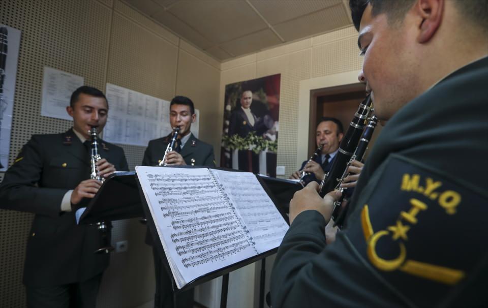 <p>Milli bayramlar ve resmi törenlerde çaldığı marşlarla milli duygulara ses veren bando astsubay öğrencileri, yoğun müzik eğitimi ile mesleğe hazırlanıyor.</p>

<p> </p>
