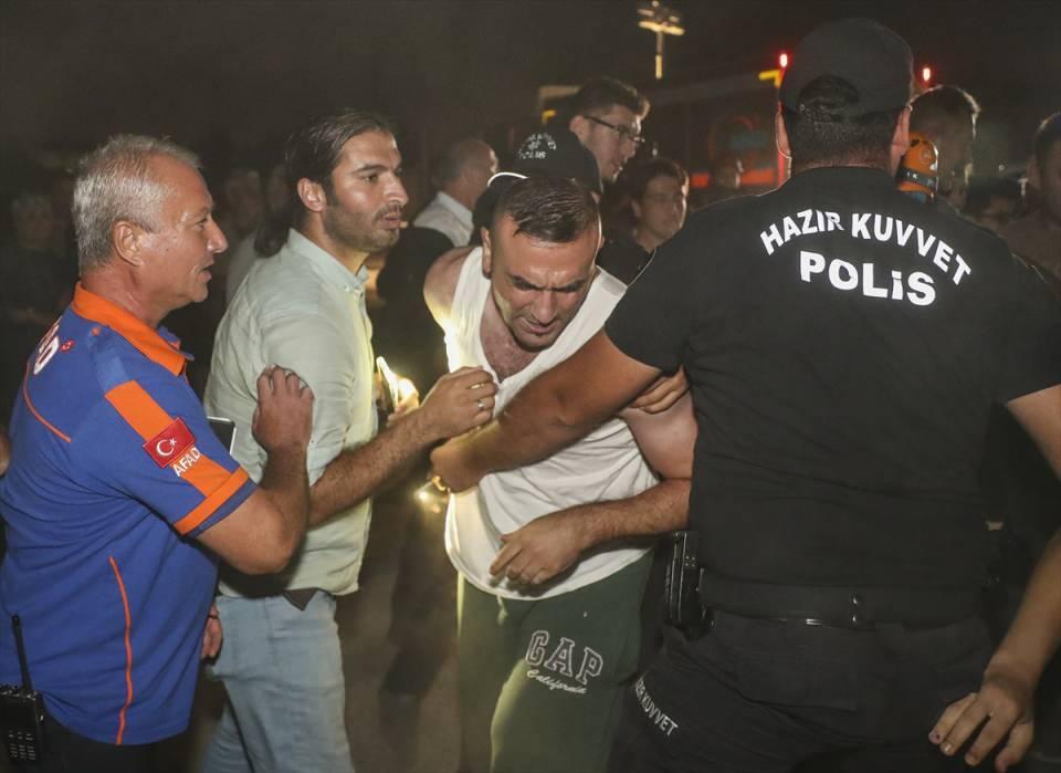 <p>Arama köpekleri yardımıyla yerleri tespit edilen vatandaşlar, ekipler tarafından yapılan titiz çalışmalar sonucu kurtarıldı. Tatbikat kapsamında yaralılar ilk müdahalenin ardından kurulan sahra hastanesinde tedavi altına alındı.</p>

<p> </p>
