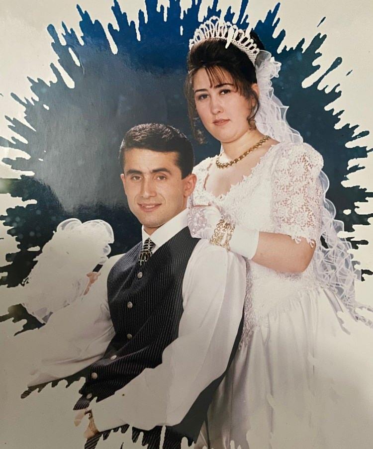 <p>11 kişi kendi imkanlarıyla enkaz altından çıktı, 10 kişi ise enkaz altında kaldı. Ölen kardeşlerimin 9 aylık bebeğini ve 6 yaşındaki çocuğunu enkaz alından sağ çıkardım. Diğer kalan 8 kişiyi ise kaybettik. Ablamı, erkek kardeşimi, 2 gelinimizi, eniştemi ve 3 yeğenimi kaybettim.</p>

