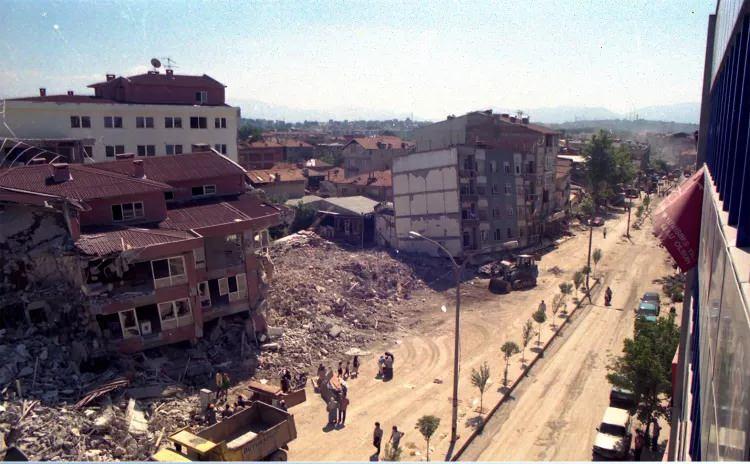 <p>Sakarya'daki İzmit Caddesinin eski hali.</p>