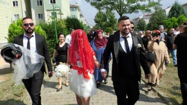 <p>Şimal Cihan da eşinin arkasına binerek, konvoya eşlik etti. Gelin ve damadı motosikletin üzerinde görenler ise büyük şaşkınlık yaşadı.</p>
