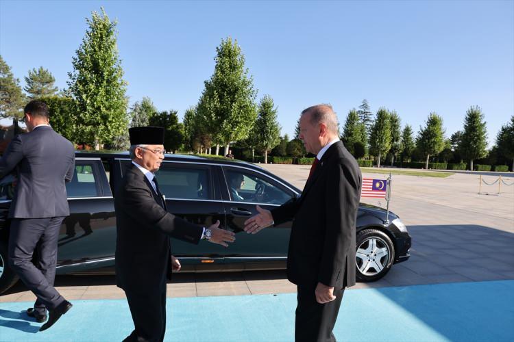 <p>Cumhurbaşkanı Recep Tayyip Erdoğan, Türkiye'ye resmi ziyarette bulunan Malezya Kralı Sultan Abdullah Ri'ayatuddin Al-Mustafa Billah Şah'ı resmi törenle karşıladı.</p>

<p> </p>

<p>Sultan Abdullah Şah'ın bulunduğu makam aracını, Cumhurbaşkanlığı Külliyesi önündeki caddede karşılayan süvariler, araca protokol kapısına kadar eşlik etti.</p>

<p> </p>
