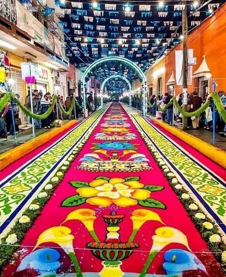 <p>Huamantla şehrinde Cachita azizesi onuruna her yıl 14-15 Ağustos tarihlerinde düzenlenen şenliklerde şehir sokaklarını renkli halılarla süsleme geleneği 70 yıldır devam ediyor.</p>
