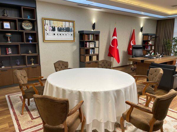 <p>Muhafazakar seçmeni ve Atatürkçü seçmeni korkutmak istemeyen 6'lı masa Atatürk'ün dua eden fotoğrafı ile D-8 ve Filistin bayraklı fotoğraflarla mesaj verdi.</p>
