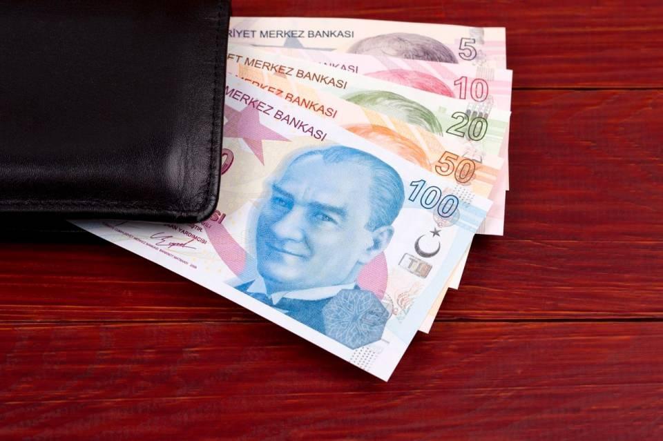 <p>Örneğin; 20 yıl çalışıp emekli olan ve tazminat almadan 1 yıl daha devam eden çalışan, işten çıkartılırsa, son brüt ücreti üzerinden 21 yıllık tazminat almaya hak kazanır.</p>