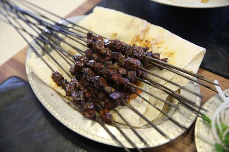 <p>Yeni tescillenen tepsi kebabımızı ise haftanın en az 2-3 günü evlerimizde ve işyerlerimizde Şanlıurfalılar olarak tüketiriz. Deyim yerindeyse tepsisi olmayan iş yeri ve evimiz yok diyebiliriz." şeklinde konuştu.</p>
<p> </p>