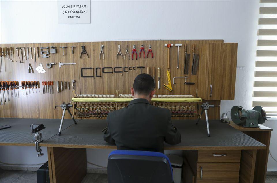 <p>Albay Hasan Gürbüz, birinci sınıfın sonunda derslerinde başarı gösteren ve bando subayı olmak isteyen öğrencilerin, Hacettepe Üniversitesi Ankara Devlet Konservatuvarı Bando Şefliği Bölümü sınavına girmeye hak kazandığını, buradaki sınav sonucunda başarılı kabul edilenlerin dört yıllık eğitimin ardından Kara, Deniz, Hava Kuvvetleri Komutanlıkları ile Jandarma Genel Komutanlığı bandolarına bando subayı olarak atandıklarını belirtti.</p>
<p> </p>