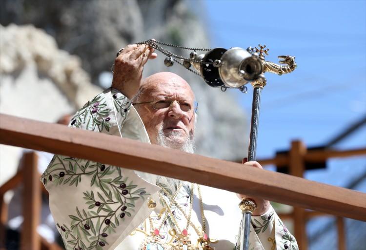 <p>Fener Rum Patriği Bartholomeos, ayin sonunda yaptığı konuşmada, Sümela Manastırı'nda yeniden olmaktan dolayı büyük bir minnettarlık ve mutluluk duyduklarını söyledi.</p>

<p> </p>
