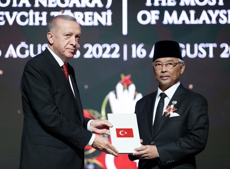 <p>Cumhurbaşkanı Erdoğan, Malezya Kralı Sultan Abdullah Şah'a Türkiye Cumhuriyeti Devlet Nişanı tevcih etti.</p>
