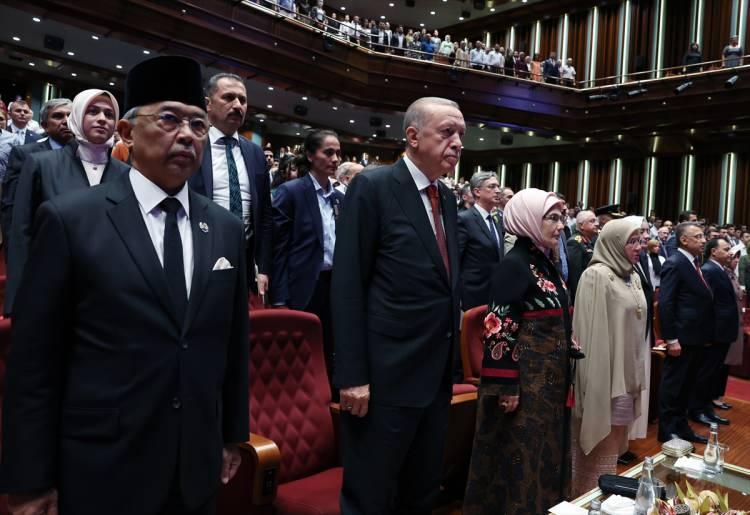 <p>Malezya Kralı Sultan Abdullah Şah'ın öz geçmişinin okunmasından sonra Cumhurbaşkanı Erdoğan ve Malezya Kralı Sultan Abdullah Şah sahneye davet edildi.</p>
<p> </p>
