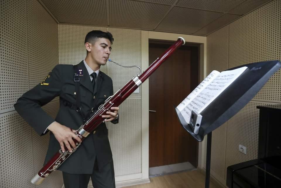 <p>Türkiye'deki birçok müzik kurumunun temelini oluşturan ve 23 Kasım 1831'de İstanbul'da kurulan "Musika-i Hümayun", 1924'te Gazi Mustafa Kemal Atatürk'ün emriyle İstanbul'dan Ankara'ya taşındı.</p>

<p> </p>
