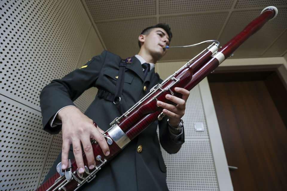 <p>Türkiye'de batılı anlamda ilk çoksesli müzik eğitim kurumu olan "Musika-i Hümayun", Ankara'da "Riyaset-i Cumhur Musiki Heyeti" adı altında yeniden teşkilatlandı ve bando sınıfı personeli yetiştirmeye başladı.</p>

<p> </p>
