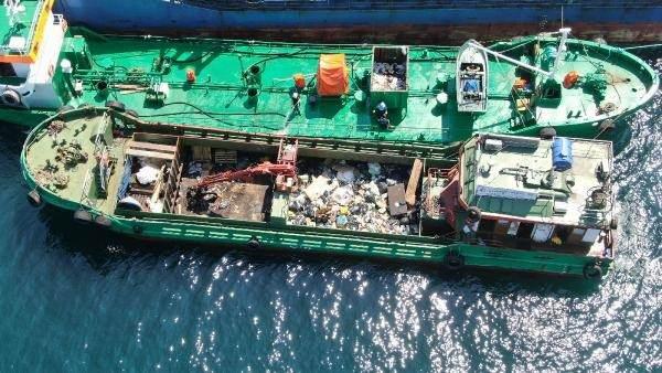 <p>Bu atıklar müsilajı oldukça etkiliyor. Petrol türevi atıklar dışında pis su dediğimiz atık sular, atık yağlar var ve katı atıklar var. Bunun yanı sıra sintine ve slaç maddeleri alıyoruz. </p>
