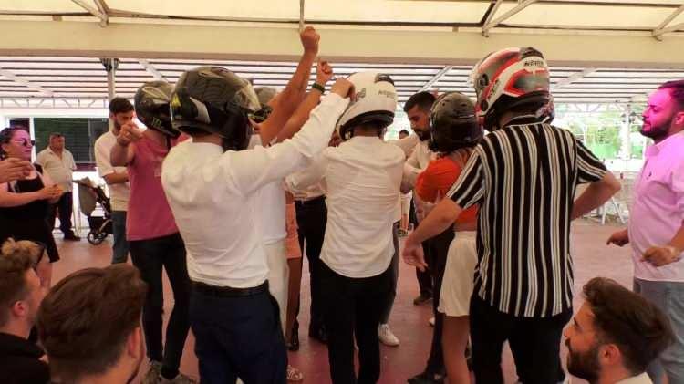 <p>"İlk defa gelin motosikleti yaptık" </p>
<p> </p>
<p>Heyecanlı ve güzel bir konvoy olduğunu belirten Bedrik, "Eşim Şimal’in bu durumdan haberi vardı ve hazırlıklıydı. Gelinliği ve ekipmanlarını ona göre hazırladı. Her zamanki gibi güvenlik önlemlerini aldı ve kaskına da duvak yaptı. O şekilde arkama bindi. Yaz sezonu gelince motosiklet sürüşleri biraz artıyor. Önlemsiz motosiklete binenler çok oluyor. Dikkatsiz sürücüler oluyor. Buna dikkat çekmek amaçlı bizim çalışmalarımız var. Burada düğünü de bahane ederek böyle bir konvoy düzenlemiş olduk" şeklinde konuştu.</p>