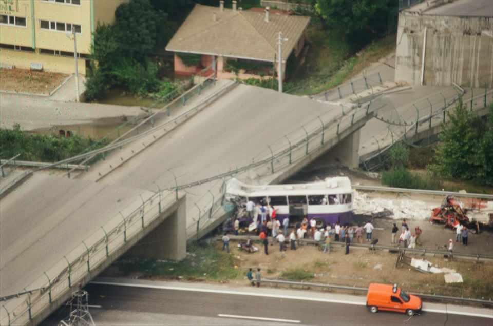 <p>Kentte ayrıca 3 bin 171 okuldan 820'si hasar gördü. Bunların 118'i orta, 13'ü ağır hasarlı olarak belirlendi. İstanbul'daki 10 bine yakın kamu binasının 1137'sinde az, 387'sinde orta, 37'sinde ise ağır hasar oluştu.</p>
<p> </p>