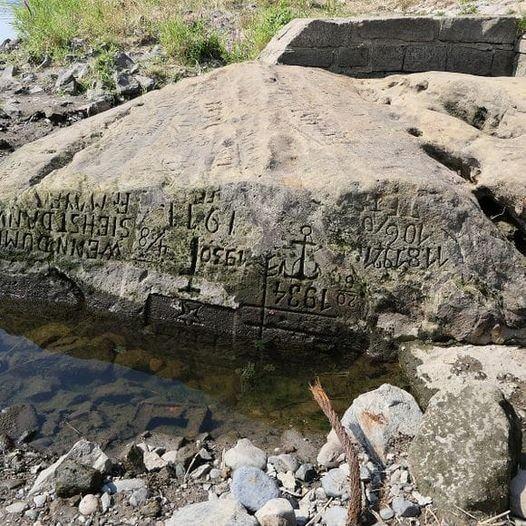 <p>Bürstedter gazetesi, Worms yakınlarında ortaya çıkan açlık kayasının üzerinde Ano 1857 (Yıl 1857), 1959 ve 1963 yazılarının bulunduğunu aktardı.</p>

<p>Bu yaz aşırı sıcaklar ve orman yangınlarıyla mücadele eden Avrupa'da kuralık da yaşanıyor.</p>

<p> </p>
