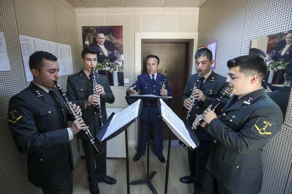 <p>Milli Savunma Üniversitesi (MSÜ) Bando Astsubay Meslek Yüksekokulu, 191 yıldır Türk ordusunun moral ve motivasyon kaynağı bandolara astsubay yetiştiriyor.</p>

<p> </p>
