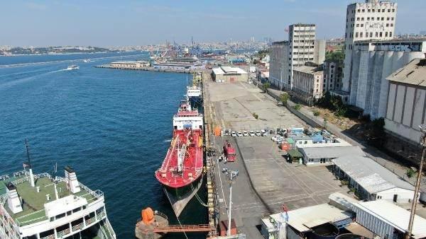 <p>Gemilerin gross tonlarına göre de cezalar kesiliyor. Bu yıl temmuz ayına kadar kaçak döküm yapan gemilere 36,7 milyon ceza kestik. 2022 yılında temmuz ayının sonuna kadar gemilerden toplamış olduğumuz petrol türevi atıkların miktarı 109 bin metreküp civarında. Katı atıklar 7 bin metreküp civarında pis su 26 bin metreküp civarında" ifadelerini kullandı.</p>