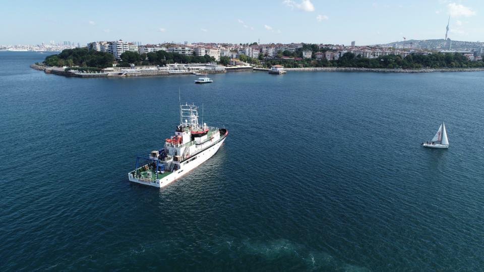 <p>TÜBİTAK, Deniz ve Denizcilik Konusunda Ulusal Uygulamalı Deniz Araştırmaları Merkezi'nin 41 metrelik TÜBİTAK Marmara Araştırma Gemisi, 11 denizci ve 9 bilim insanından oluşan ekiple, kirleticilerin deniz ortamında etkilerinin saptanması konusunda sefere çıktı.</p>
