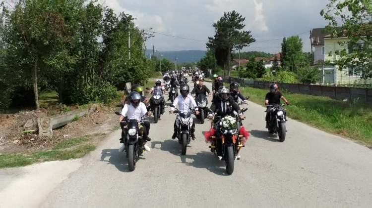 <p>Davetliler de düğün konvoyuna motosiklet ile katıldı. Kask ve korumalıklarını takan damat ve davetliler gelin almaya gitti. </p>
