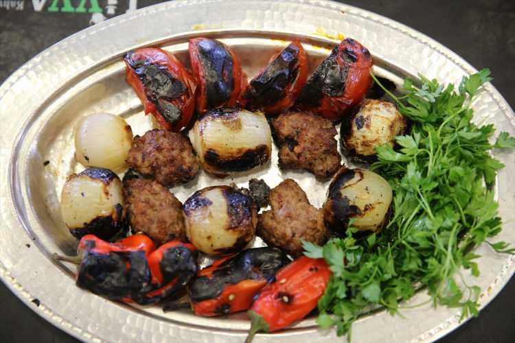 <p>Kente gelen ziyaretçiler, en çok ciğer kebabını tercih ederken Şanlıurfalılar ise daha çok kendi elleriyle hazırlayıp ekmek fırınlarında pişirttikleri tepsi kebabını tüketmeyi tercih ediyor.</p>

<p> </p>
