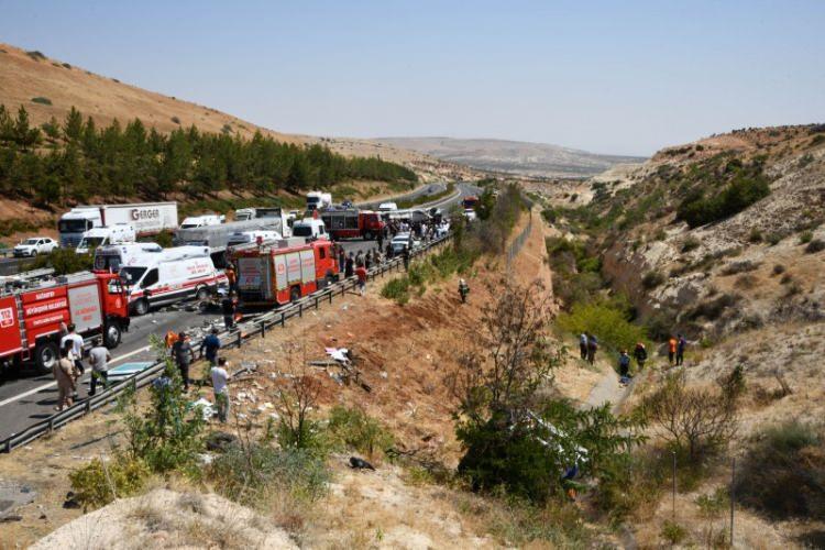 <p>Gaziantep'te kaza yapan araca müdahale eden ekiplere yolcu otobüsü çarpmış, 4'ü sağlık çalışanı, 3'ü itfaiyeci, 2'si gazeteci olmak üzere 16 kişi hayatını kaybetti.</p>
