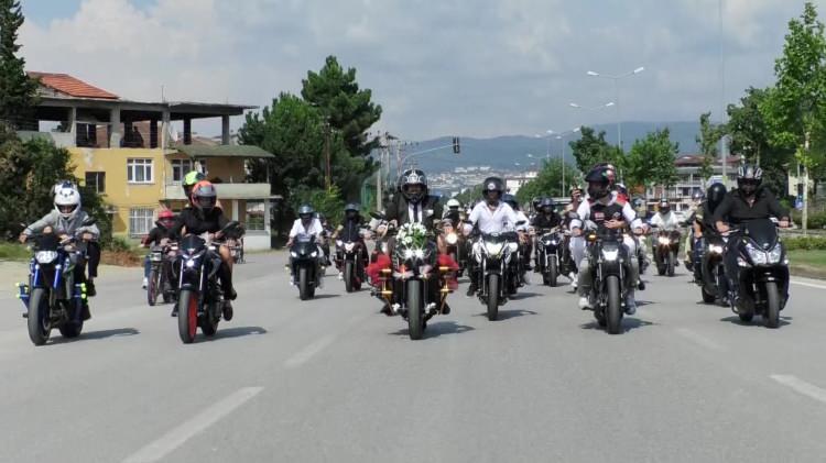 <p>Son zamanlarda artan motosiklet kazaları, güvenli sürüş gibi şeylere de dikkat çekmek için böyle bir konvoy düzenledik. Motosiklet konvoyumuzun görüntüleri, sosyal medyaya yüklenmesinin ardından viral oldu. Herkes telefonla aradı. Konvoyu video çekenler olmuş. Bunları bizlerle paylaşan oldu. Epeyce ilgi gördü" dedi.</p>