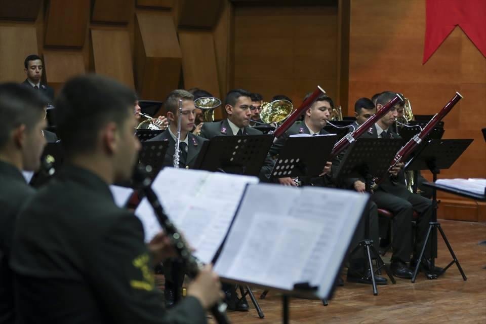<p>Gürbüz, bandoların Silahlı Kuvvetlerinin moral ve motivasyon kaynağı olduğunu aktararak, "Bizim birinci görevimiz budur. Geçmişte mehteranlar icra ettikleri müziklerle ordularımızın savaşma azmini artırarak moral ve motivasyon kaynağı olmuşlardır. Günümüzde ise bu görevi askeri bandolar yerine getirmekte, düzenledikleri konserler, törenler ve etkinliklerle bu misyonu devam ettirmektedirler." sözlerine yer verdi.</p>