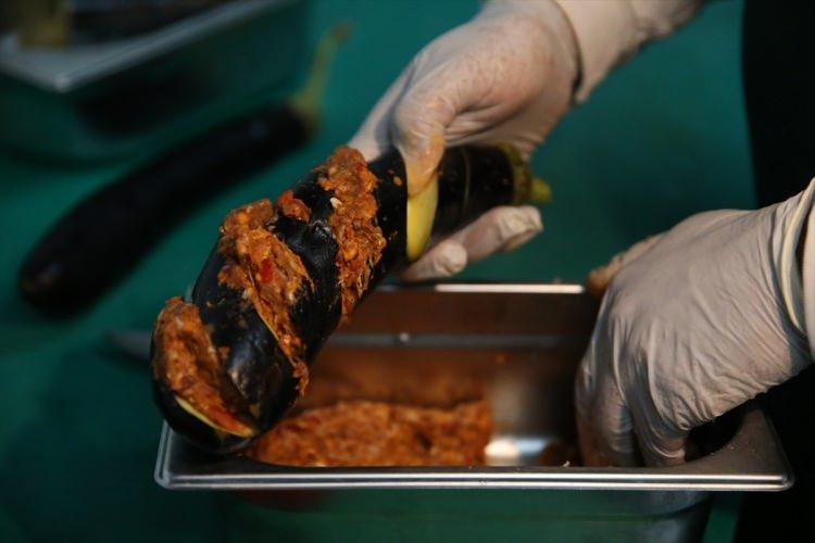 <p>Şanlıurfa'ya gelen herkesin mutlaka sevdiği bir kebabı tükettiğini anlatan Yüksekyayla, "Şanlıurfa'da daha çok ciğer kebabı yenir. Ekmek arası servis edilen ciğerin en önemli özelliği ise erkek kuzu ciğeri olmasıdır. </p>