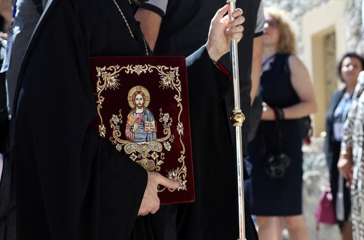 <p>Zorlu iklim koşullarına rağmen Sümela Manastırı'nın asırlardır dimdik ayakta duyduğunu ifade eden Bartholomeos, "Sümela Manastırı'nda Meryem Ana'yı anmaya, duamızı sunmaya, şefaatine sığınmaya yeniden nasip olmak, bizler için tanrının büyük bir lütfudur.</p>
