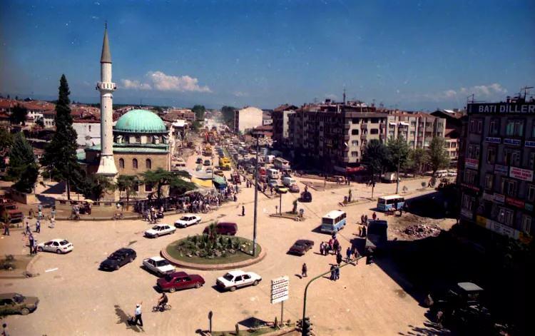<p>Sakarya'nın Adapazarı ilçesindeki Yeni Cami Kavşağının eski hali.</p>
