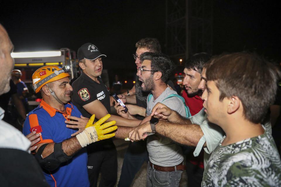 <p>Arama ve kurtarma faaliyeti kapsamında ekipler enkaz altında kalan vatandaşlara ulaşmak için megafonlarla 'Sesimi duyan var mı' diyerek seslendi.</p>

<p> </p>
