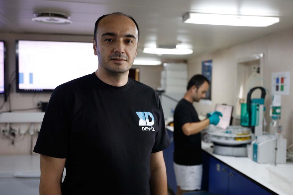 <p>Bunların sonuçlarına göre de kirlilik değerlendirmesi yapıyoruz. Şu an gemide araştırma ekibi olarak 9 kişi varız, bunun dışında da 11 tane gemi personelimiz var. Karadeniz'de 20 günü bulan sefer Marmara Denizi'nde 14 günü buluyor. Aldığımız örneklerin bir kısmını gemimizde eş zamanlı olarak deniz suyu numunelerinin çözülmüş oksijen elementlerini burada analiz ediyoruz. </p>