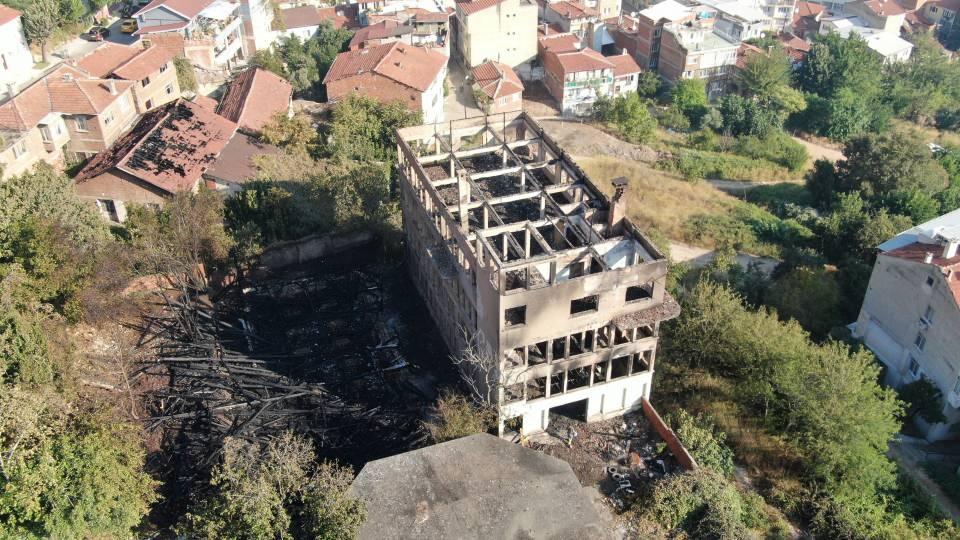 <p>Bursa'da 92 yıl önce Rumlardan kalan kiliseden ipek fabrikasına çevrilen 4 katlı bina dün geceki yangında küle döndü. </p>
