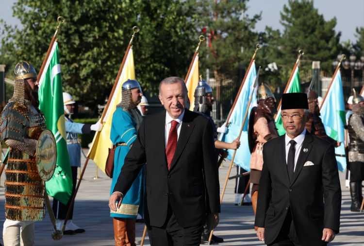 <p>Törende, tarihte kurulan 16 Türk devletini temsil eden bayraklar ve askerler de yer aldı.</p>

