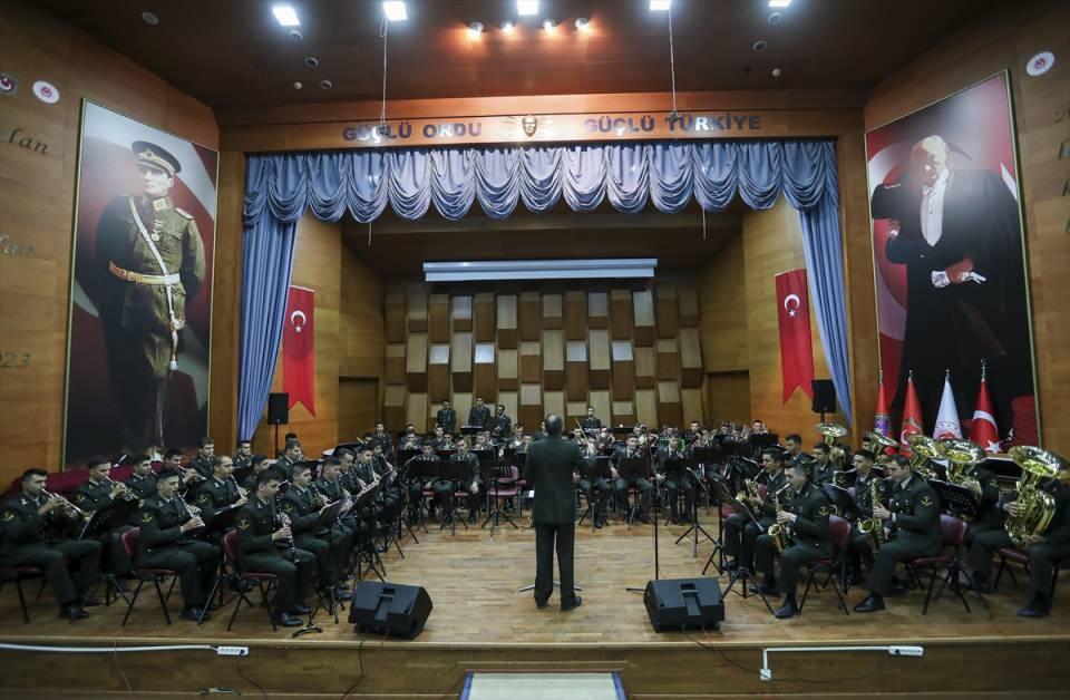 <p>Gürbüz, Saffet Atabinen, Zati Arca, Zeki Üngör, Veli Kanık ve İhsan Künçer gibi asker müzisyenlerin de okula katkı sağladığını ifade etti.</p>

<p> </p>
