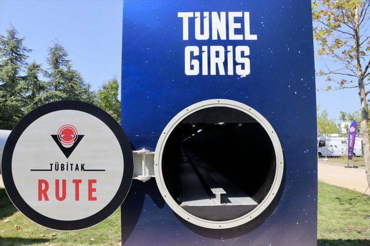 <p>Ödül töreni öncesi gençlere hitap eden Varank, burada yapılan çalışmaların yüksek teknolojili olduğunu, yarışmanın bu alanda çalışmak isteyen herkese katkı sağlayacağını vurguladı.</p>
