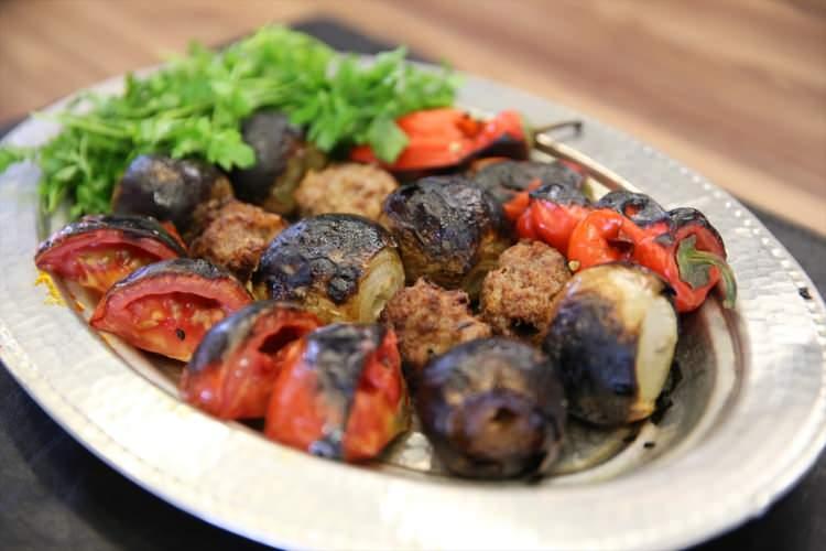 <p><strong>- "Kebapların efendisi: Ciğer"</strong></p>

<p>Şanlıurfa Gastronomi Turizmi Derneği Başkanı Abdurrahman Acar, AA muhabirine, kentin gastronomi turizmindeki payının her geçen gün arttığını söyledi.</p>

<p> </p>

