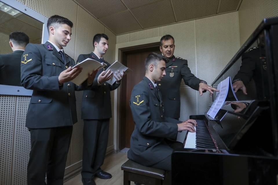 <p><strong>- Bando astsubay adaylarına bilgisayarla nota yazımı dersi veriliyor</strong></p>
<p>Müzik eğitiminde günümüz teknolojilerini de kullandıklarını belirten Albay Gürbüz, "Öğrencilerimiz nota yazımından çalgı icrasına kadar birçok alanda bilgisayar destekli müzik programlarından faydalanmaktadırlar. " dedi.</p>
<p> </p>