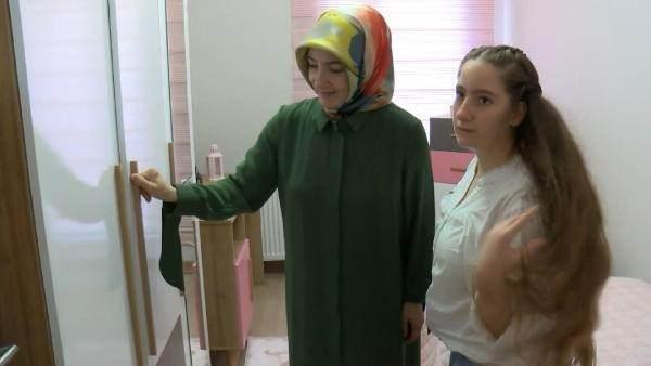 <p>Ecemsu'nun Cumhurbaşkanına küçüklüğünden beri ilgisi var. Marşlar çaldığı zaman son ses dinler. Ona karşı bir zaafı vardı. Eline ulaşabileceğini bilse mektuplar yazar, ona hediyeler göndermeyi bile planlıyor. Her şeyi bu Recep Tayyip Erdoğan'a diye ayırır. Parfüm ayırmış ona verecekmiş, onun kokusu olunca onu hatırlayacakmış. Cumhurbaşkanı da ilgi gösterince de sevgimiz arttı. </p>