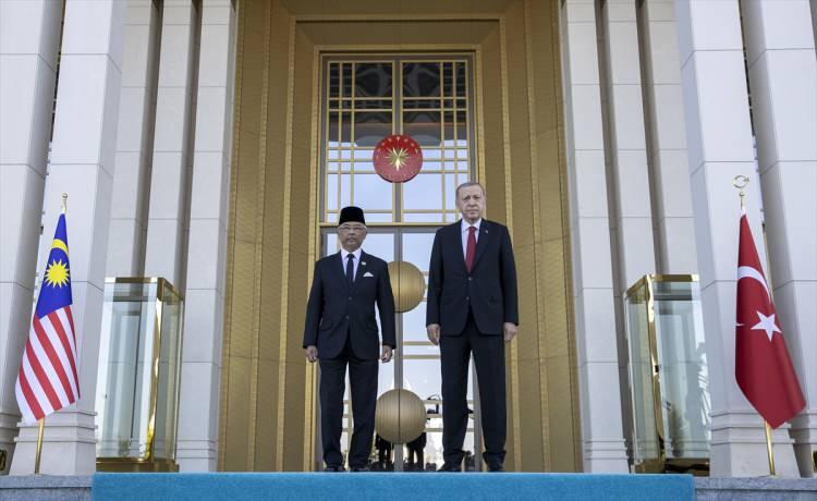 <p>İki ülke heyetlerinin takdimi sonrasında, Cumhurbaşkanı Erdoğan ve Sultan Abdullah Şah, merdivenlerde Türkiye ve Malezya bayrakları önünde gazetecilere poz verdi.</p>
