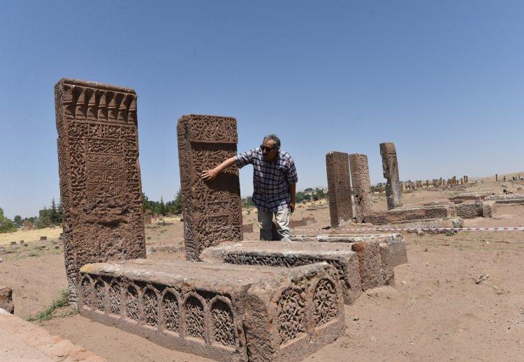 <p>Bunun haricinde bu yıl detaylı olarak 1. Dünya Savaşı sırasında Rusların Ahlat-Tatvan karayolu olarak kullandığı ve büyük tahribata neden olan dere ıslah çalışması oluşturuyor. </p>